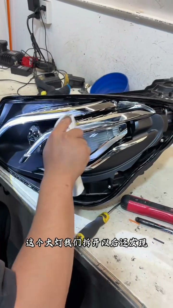 奔驰 E300 拆灯开壳