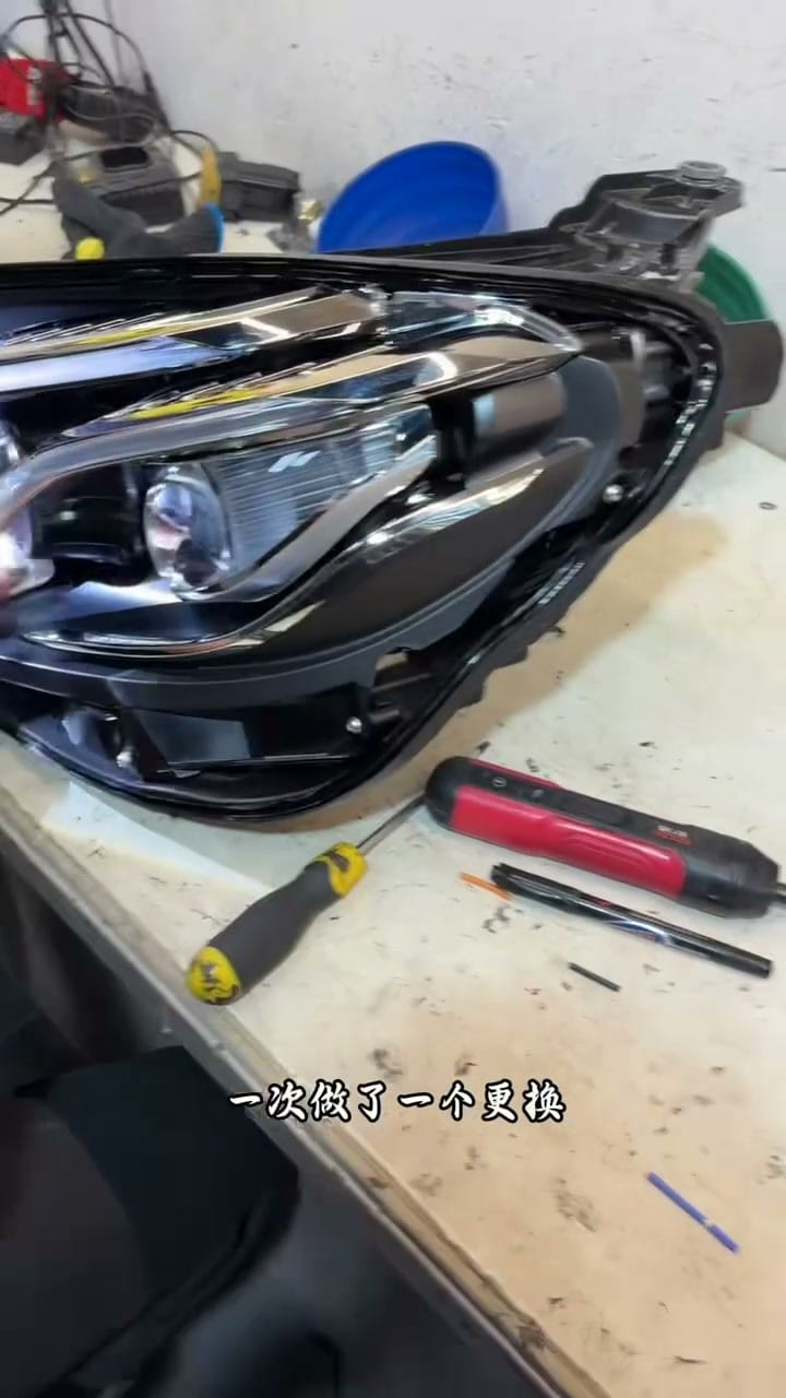 奔驰 E300 透镜装入灯内