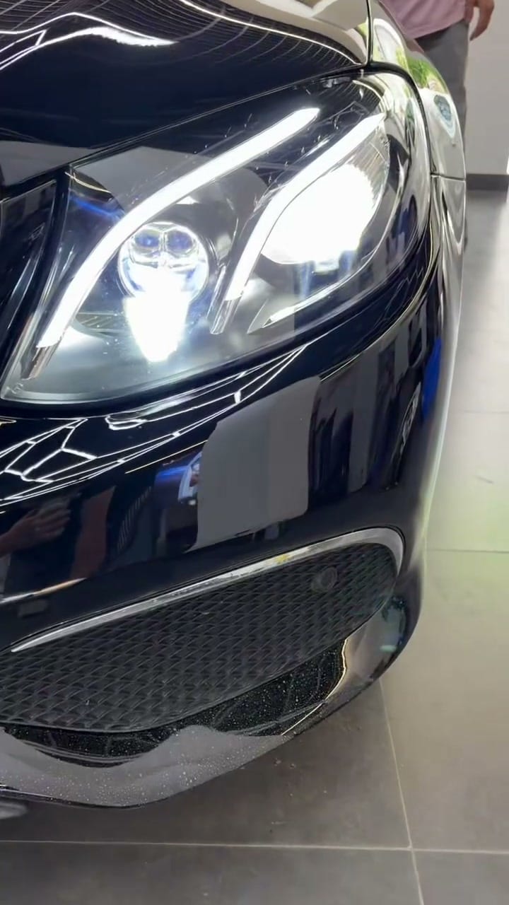 奔驰 E300 装车点亮